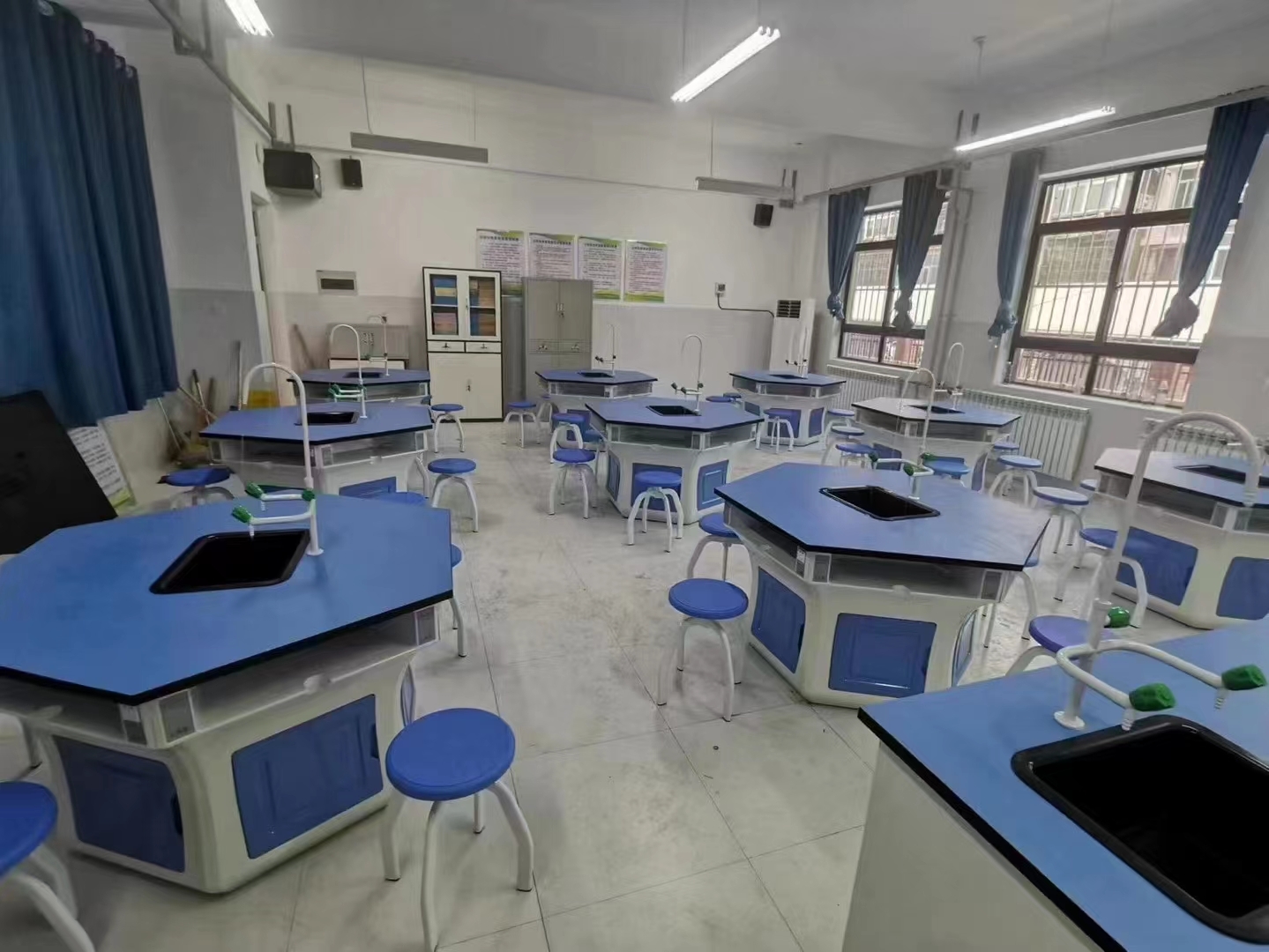Versatile Science Lab Desk Heavy Duty Educational Lab Furniture Modular For School