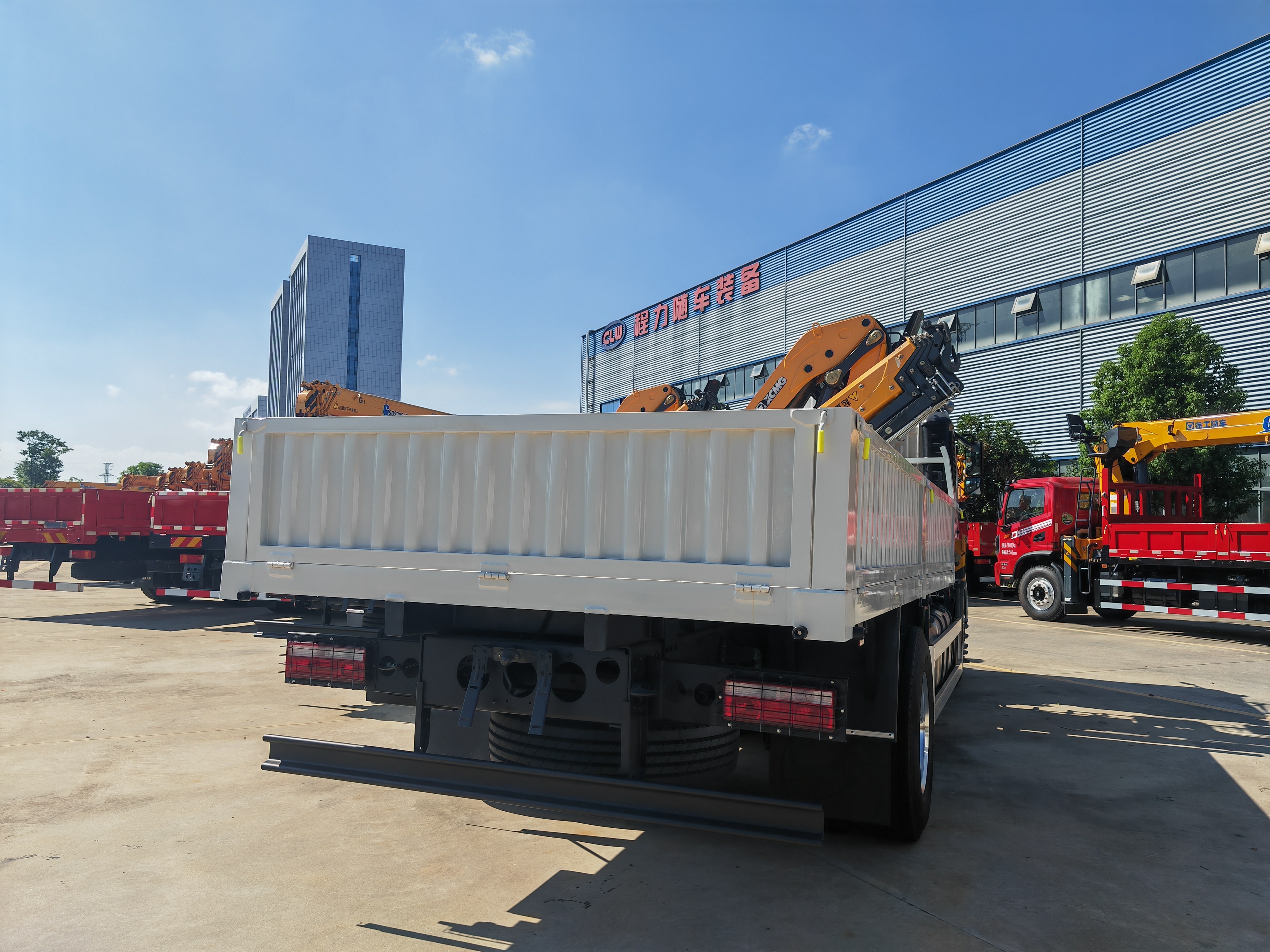 JAC 4x2 Heavy Duty Cargo Truck with XCMG Knuckle Boom Crane Export to Panama Colon Free Zone