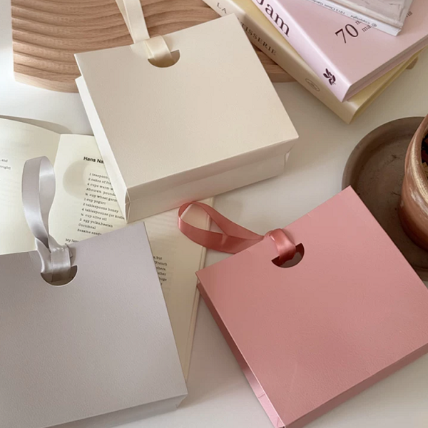 Ribbon Handle Paper Gift Bags with Die Cut Closure for Retail