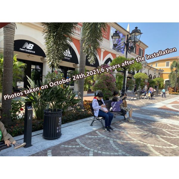 Наружный металлический пикник с двумя скамейками, установленными на поверхности