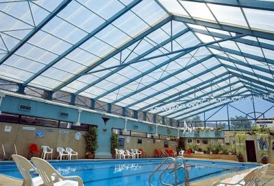 Low Cost Large Glass Greenhouse , Backyard Greenhouse Kit Electrical Or Water Heating System
