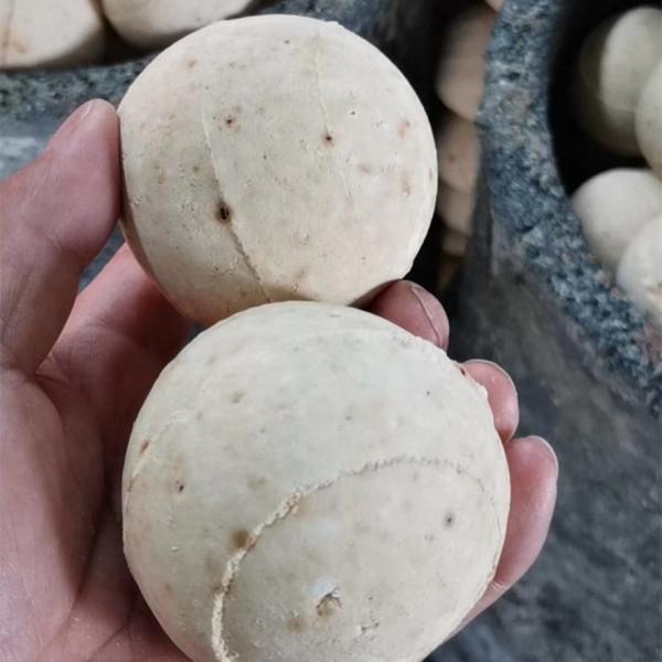 65% de Al2O3 Teor de alumínio Bolas de fogo Bolas de cerâmica branca inerte para processamento químico