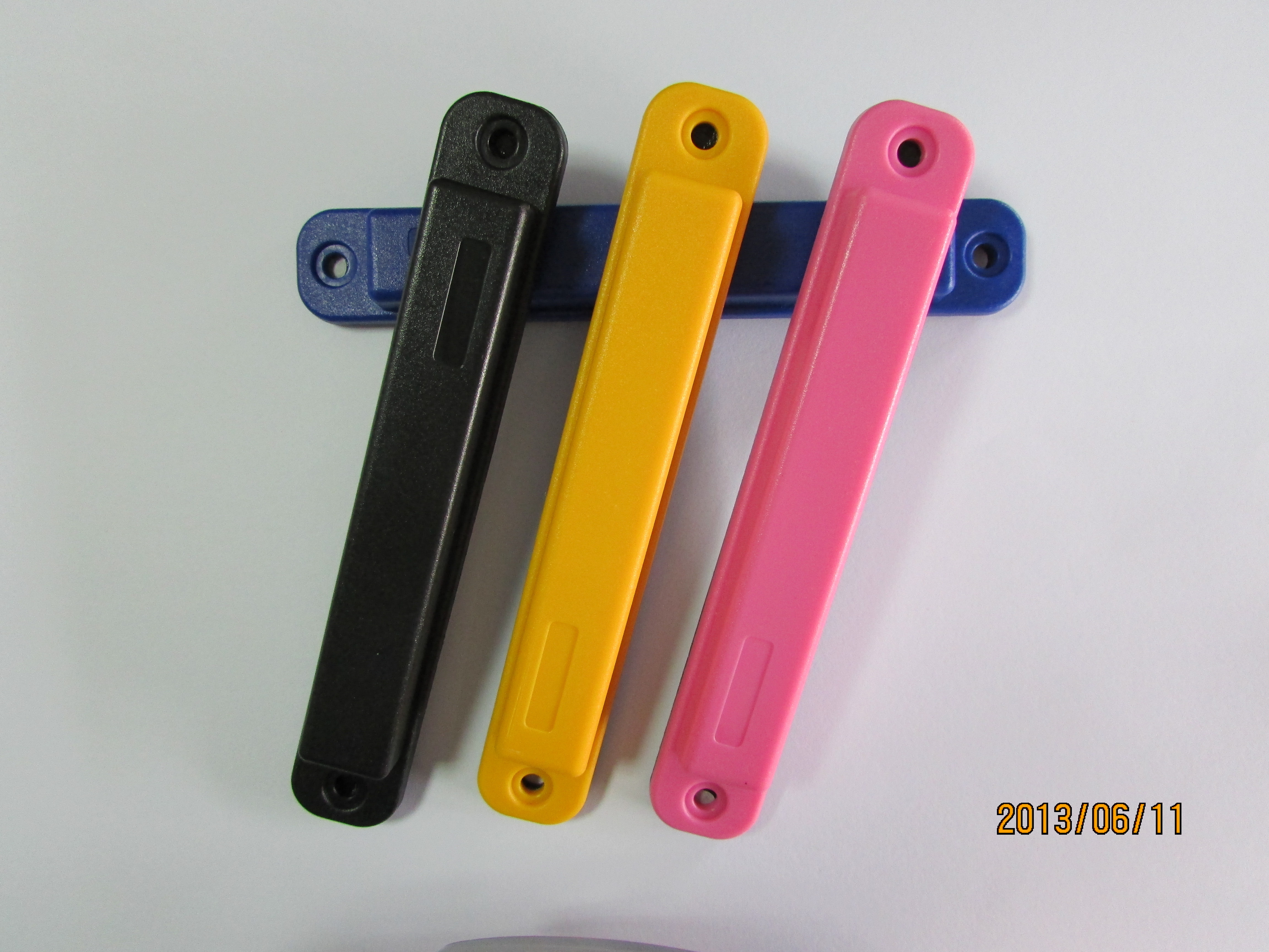 Белые умные UHF RFID теги Антиметаллические многоразовые RFID теги для управления запасами
