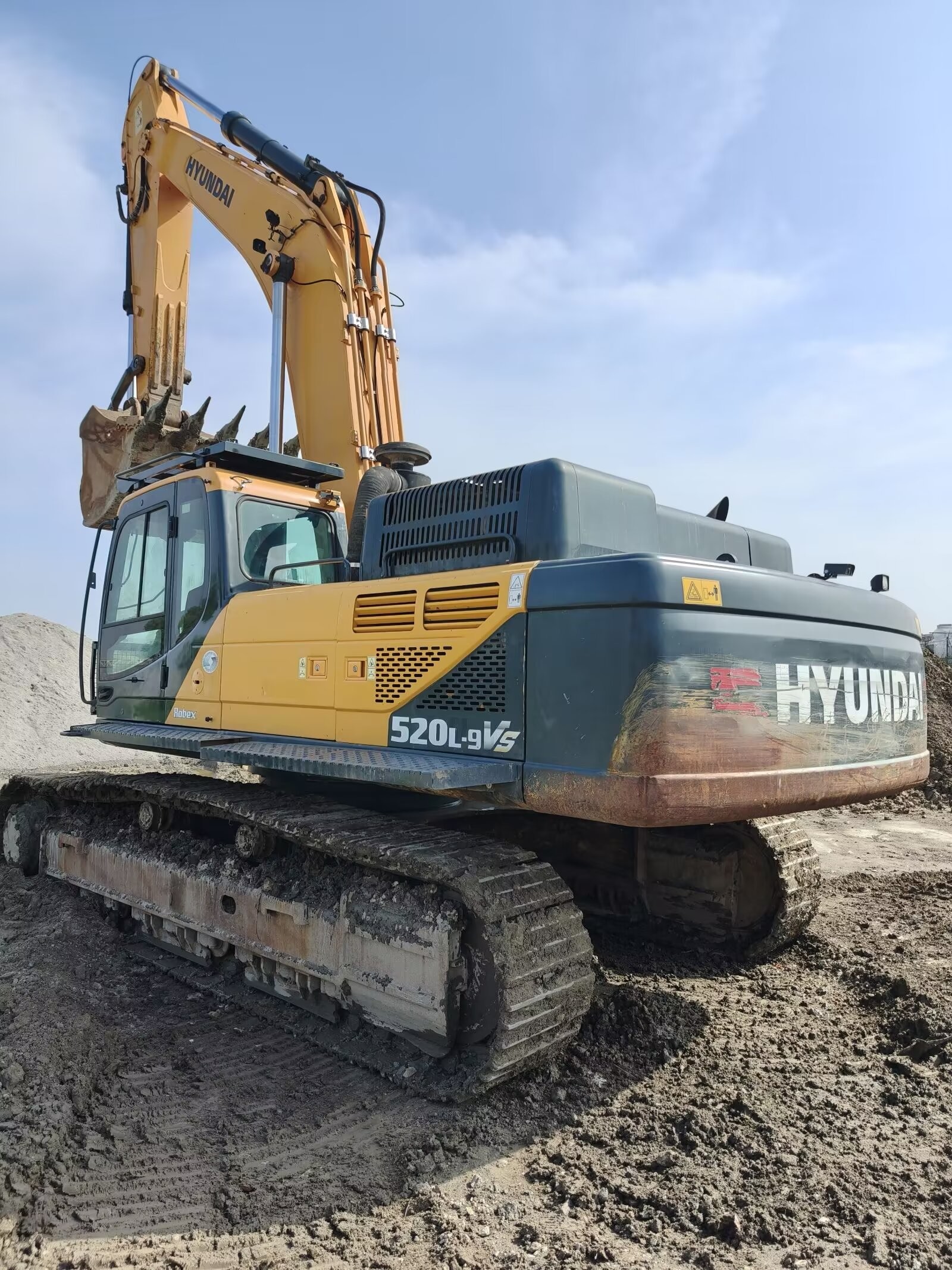 Подержанный экскаватор Hyudai 520Lc готов копать в любых условиях