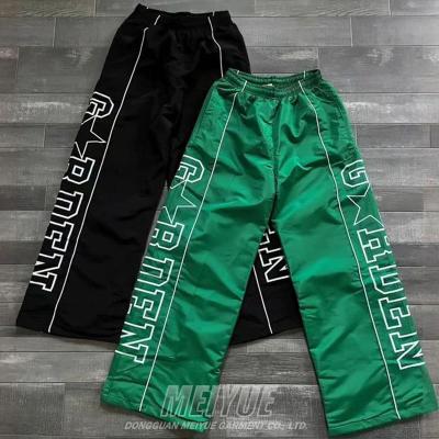 Coupe-vent personnalisé Pantalon léger en nylon Pantalon à tache Pantalon à large jambe Écran d'impression à rayures Pantalon à sueur pour hommes Pantalon à sac