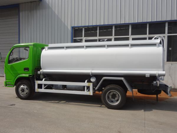 Dongfeng 4x2 5000 Liters Fuel Tanker Truck Right Hand Drive Manual Transmission
