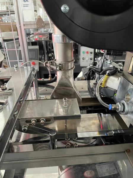 Máquina de fabricação de copos de papel de parede dupla totalmente automática com velocidade de 100-110 pcs/min e tamanho externo de 2200*1350*1900mm