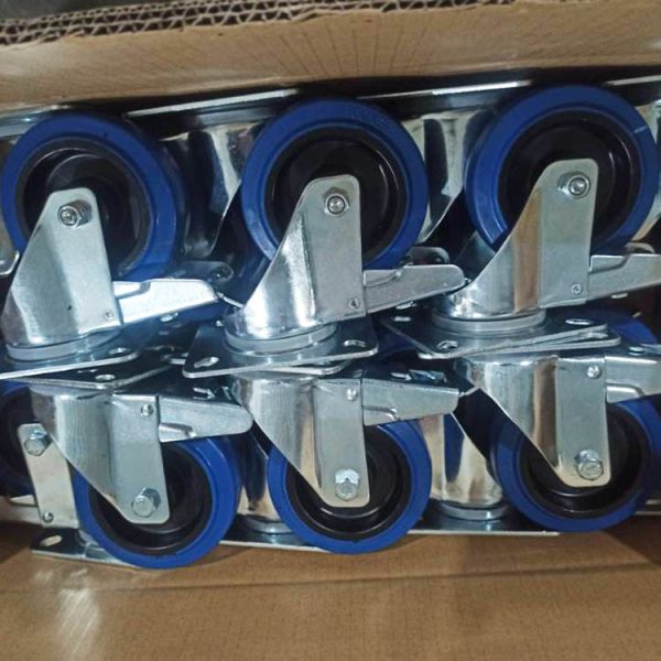 Колесо 4 дюймов голубое поворачивает на шарнирах эластичные резиновые рицинусы с колесами верхней плиты тормоза мягкими промышленными резиновыми