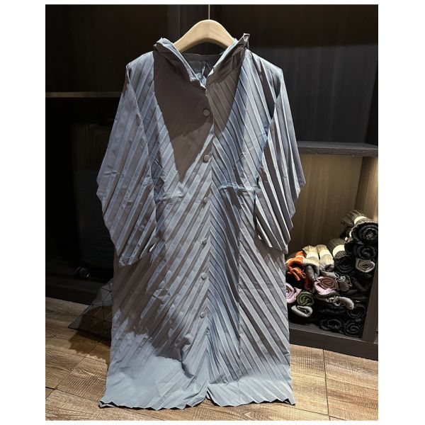 Elegant temperament, solid color hooded pleated loose version, casual mid length windbreaker jacket, autumn