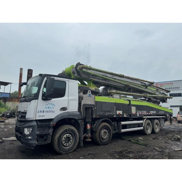Zoomlion Concrete Pump Truck 56m Vertical Reach Using Mercedes-Benz Chassis for 20 Years