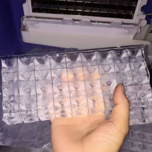 Fan Cooling 36kg/24hrs Square Ice Cube Machine For KTV