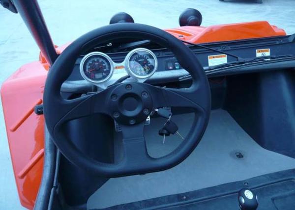Movimentação da roda do carrinho 2 do kart dos motores 300cc de Subaru com tampa fechado