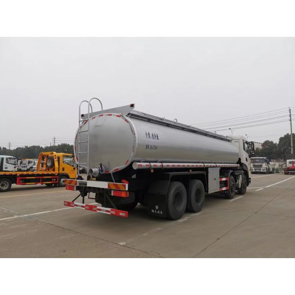 Camion de ravitaillement Howo 8 * 4 35 000L de China National Heavy Duty Truck