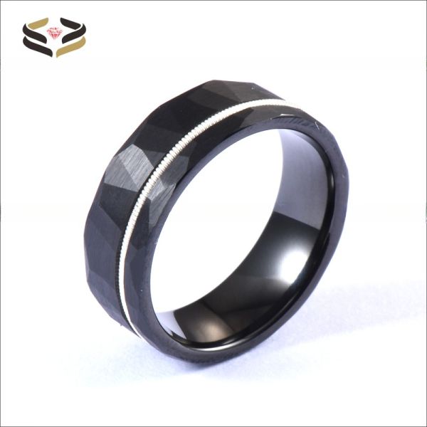 Mujeres Moda Negro Finish Faceted Martillado Banda de Boda de Tungsteno Con Cuerdas de Guitarra Blanca Inlay Confort Encaje Invisible