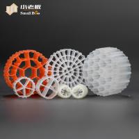 Material de filtragem de plástico de cor preta Koi Kaldnes Boa resistência a impactos para aquicultura