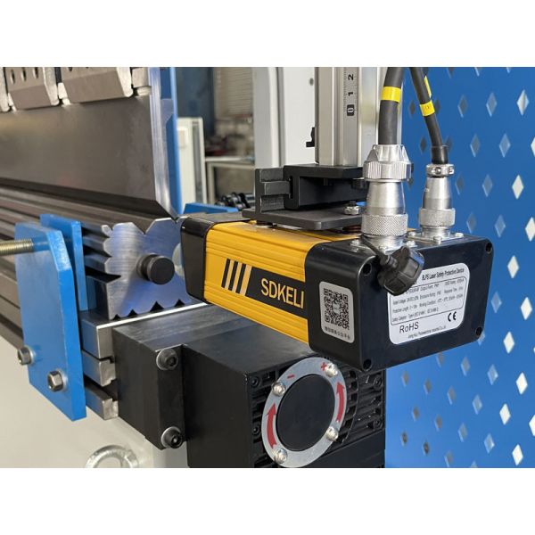 Hydraulic CNC 8 +1 Axis Press Brakes Electrohydraulic Press Bending Brake For Special-Shaped Workpieces