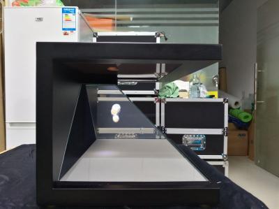 Mostra luxuosa, 42 caixa de exposição da pirâmide 3D do holograma da polegada com luz ajustável do diodo emissor de luz