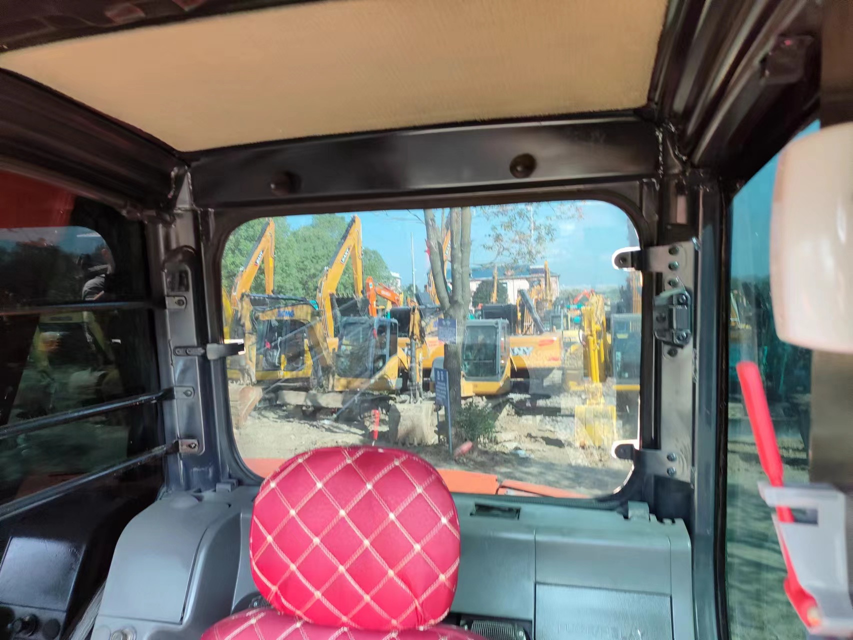 Использованный экскаватор Hitachi ZX70 с 4,17 м максимальной глубиной копания и 6,32 м радиусом копания