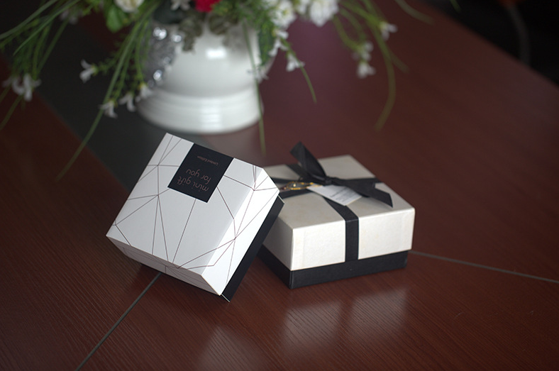 A polpa reciclada 70g 110g 180g corrugou a folha de papel média para caixas de presente