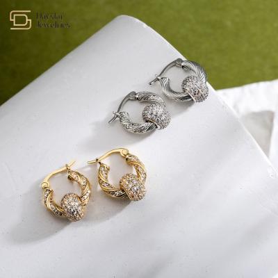 O ouro chapeou brincos da aro do cristal de rocha, torção Diamond Ball Charm Pendant Earrings