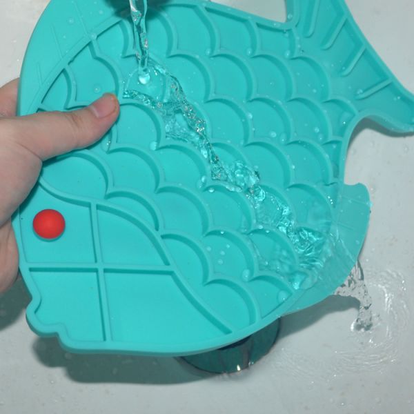 Soft Silicone Pet Supplies Customized Fish Shape Dogs Licking Plates OEM / ODM