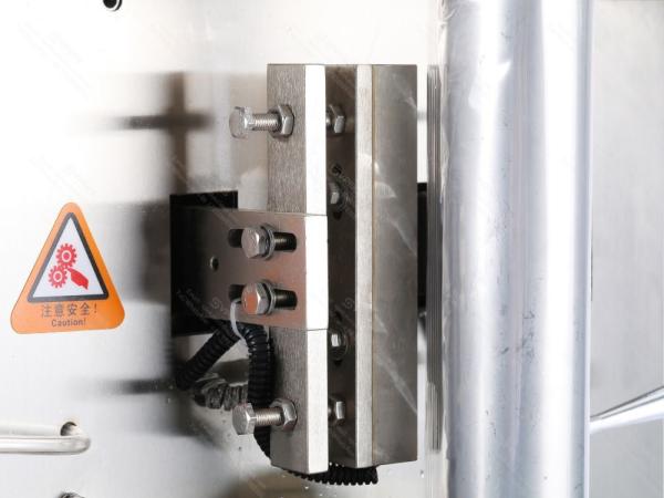 220V 50Hz 100ml-1000ml Liquid Filling Machine 4 Nozzle Juice Packing Machine