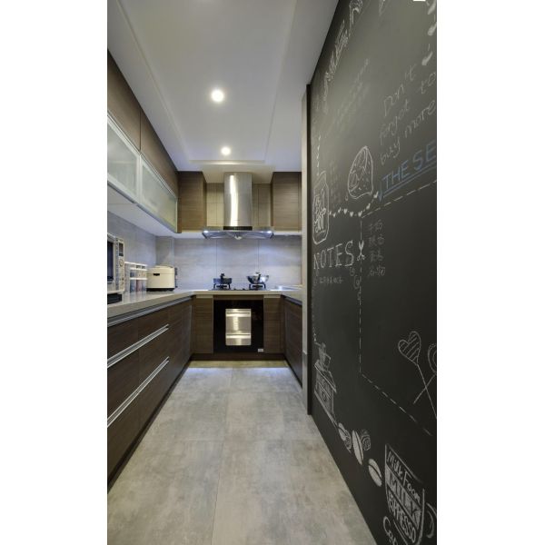 El armario de la cocina de grano de madera, el armario de la puerta con panel de pizarra y la encimera de cuarzo.