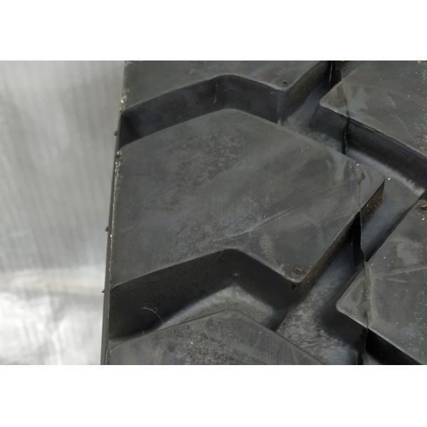 7.00-12NHS Size Industrial Forklift Tires F Load Range Good Loading Capacity