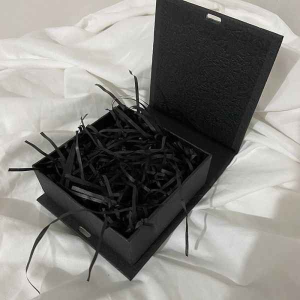 Коробка золотого черного праздника упаковывая с лентой