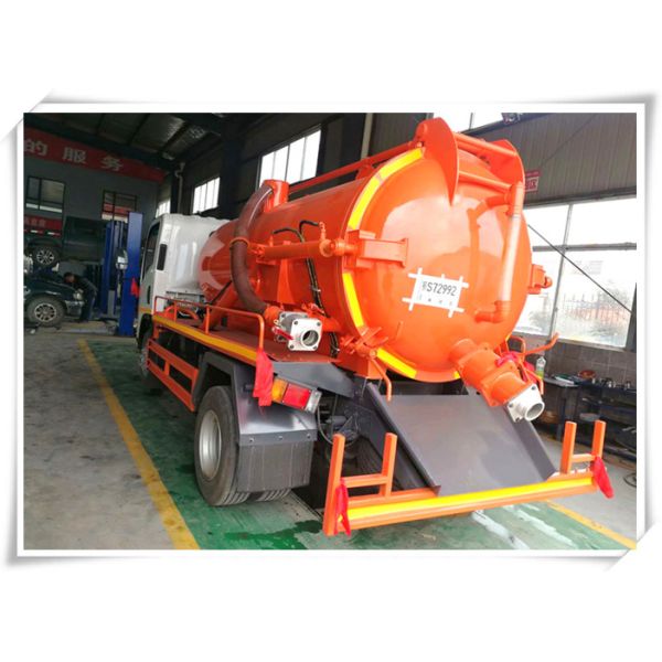 4 тонны вакуумируют тележку всасывания для сточной трубы города и фабрики очищая 4000Л