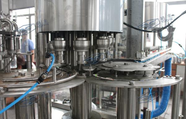 24 Head Juice Filling Machine 8000 Plastic Bottles Per Hour Screw Caps