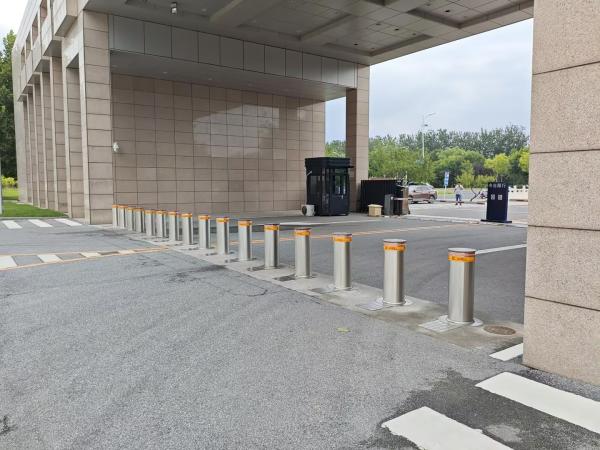 Bollar retráctil semiautomático para uso comercial y residencial