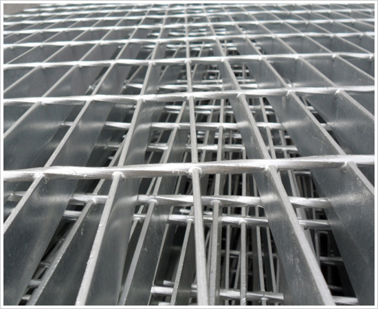 Анти- выскальзывание гальванизировало стальной тангаж распорки сертификата 100мм СГС ИСО решетки