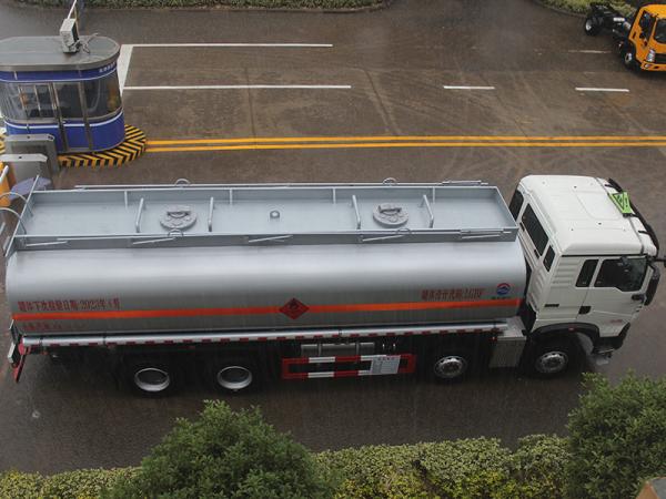 Sinotruk Howo Run Zhixing Brand 26 Cubic Oil Truck