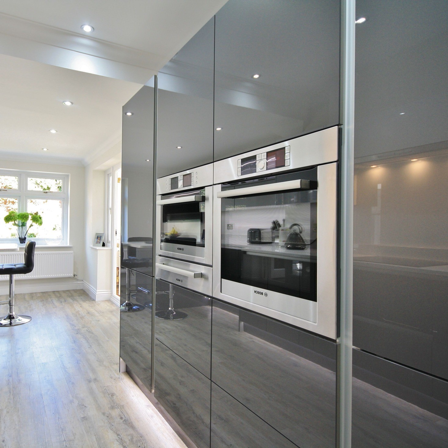 European Style Smart Modular Kitchen Cabinets with Solid Wood and White Gloss Finish