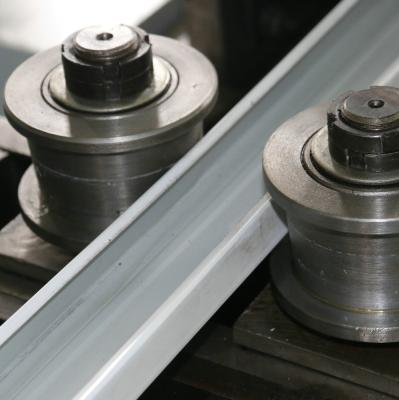 Rolo automático da quilha da luz da grade de T que forma a máquina para a placa de aço de cor de processo