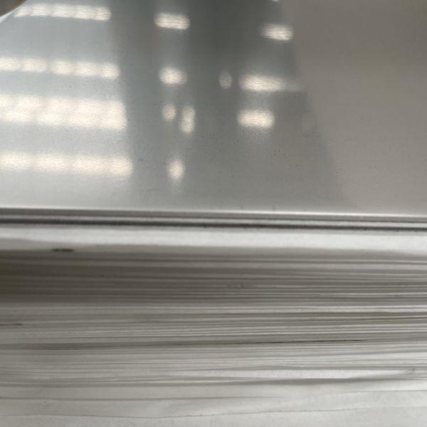 Немагнитные 201 листы из нержавеющей стали 2B Окончание 4 футов х 8 футов х 1,5 мм Одностороннее зеркало Глянцевое с пленкой