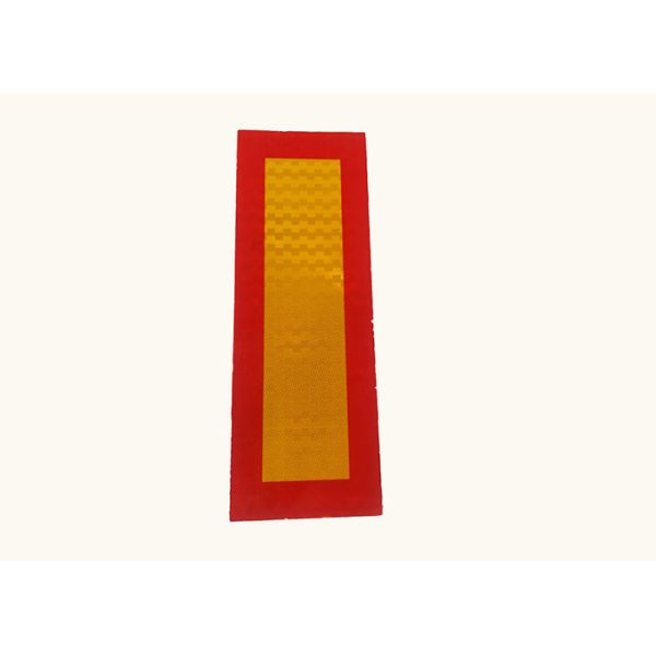 ダンプ トラックの外部の危険信号反射示すテープ