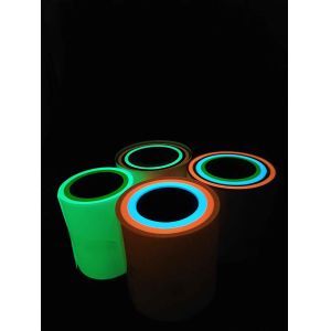 Зарево аварийного выхода в темном Gaffer сжатия пола ленты ткани для скейтбордов