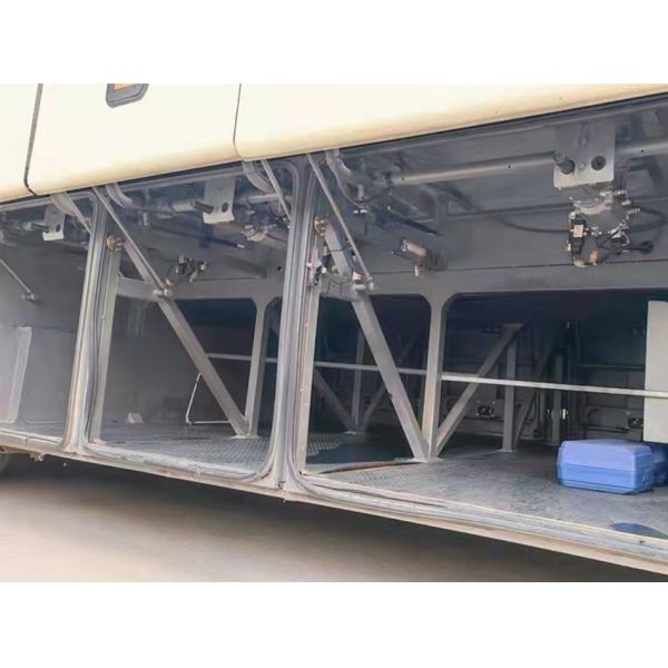 Автобусы с двумя дверями с левым приводом Автобусы с дизельным двигателем 47 мест Автобус для пассажиров