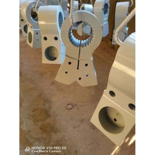 Части бетонных насосов с желтым белым и серебряным цветом