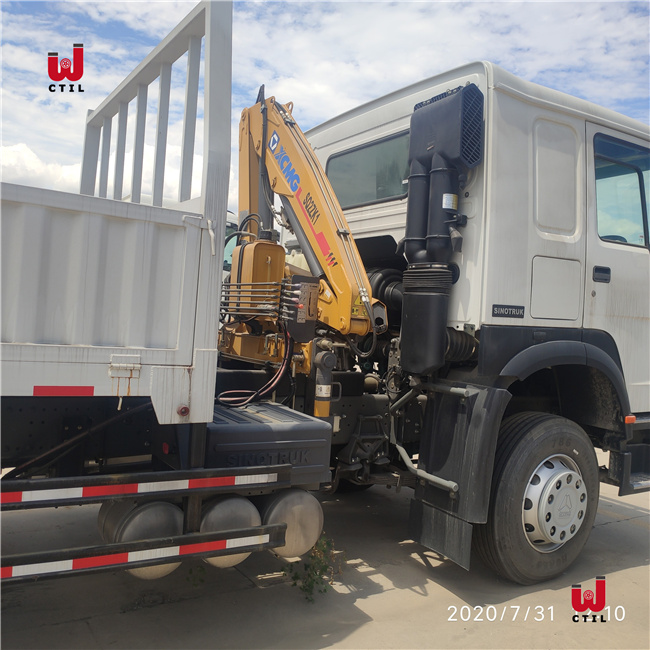 Кран установленный тележкой HW19710 HOWO 4X2 вагон с краном 18 тонн