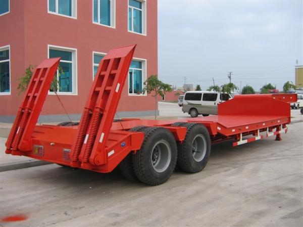 SKD Type Low Bed Trailer Truck , Gooseneck Flatbed Lowboy Trailers For Machine Transportaion