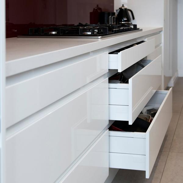 Simple High Gloss White Lacquer Kitchen Cabinet Free Standing For Apartment
