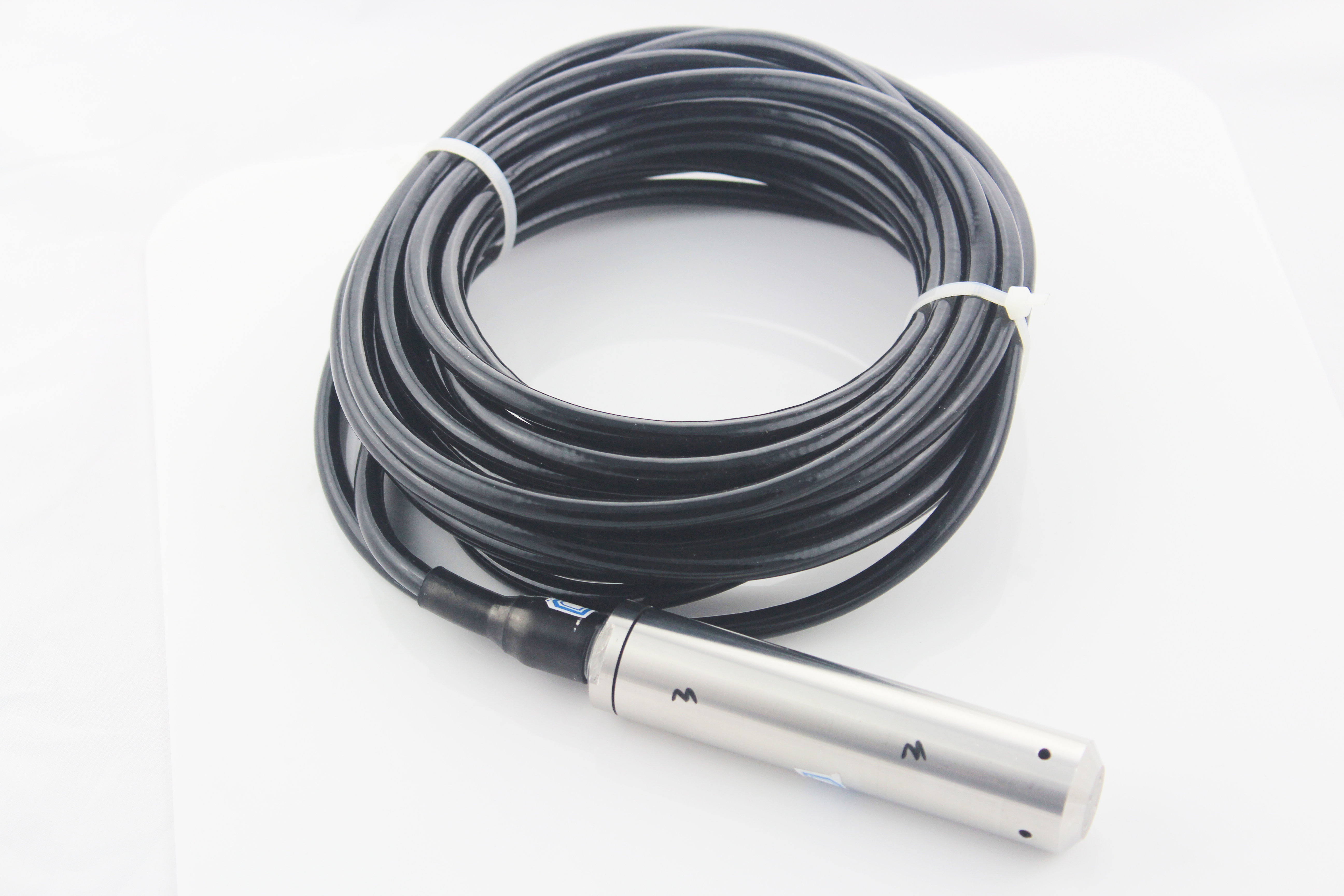 FD86E Submersible Level Transmitter Solves Installation Difficulties and Unstable Signals in Deep-Well and Tank Level Measurement