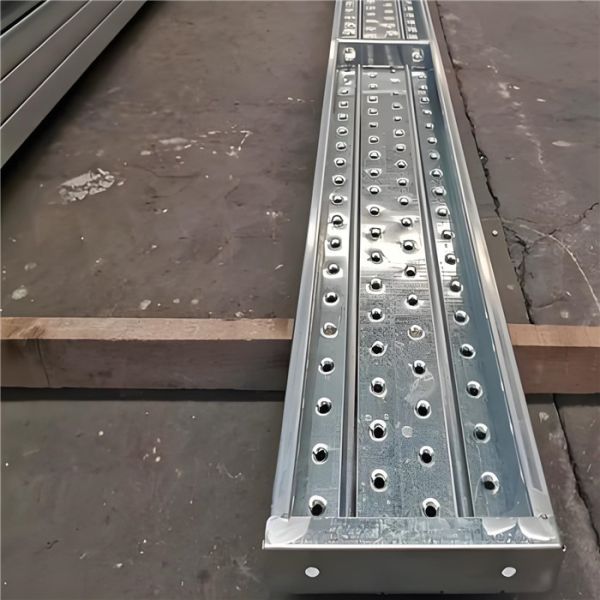 High-strength steel scaffolding plank with anti-slip surface and hot-dip galvanizing for durable construction walkways
