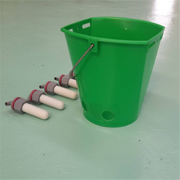 Portable 8L Capacity Multi Teat Lamb Feeding Bucket with Metal Handle for Sheep and Livestock