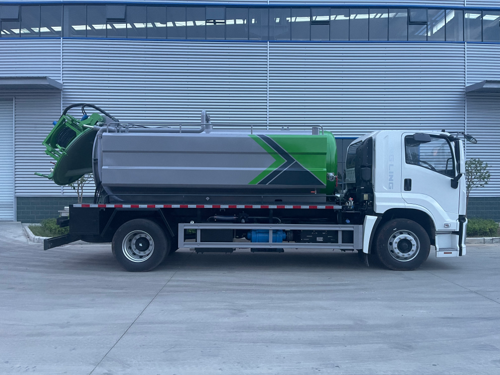 Isuzu Desert Dry Sand Vacuum Truck with 10m Suction Pipe 205HP Diesel Engine and 10000L Tank Capacity
