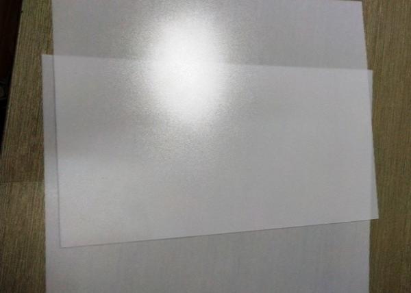 Folha plástica deslocada do núcleo do PC claro imprimível do policarbonato para cartões sem contato de IC