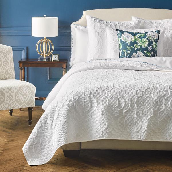 Luxurious Microfiber Ultrasonic Bedspread Lightweight White Floral Patterns